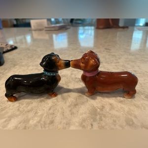 Adorable kissing dachshund salt & pepper shakers